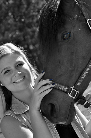 2015_Senior NicolleJenny (225)B&W