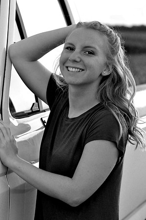 2017 SENIOR HattieGault 229 B&W